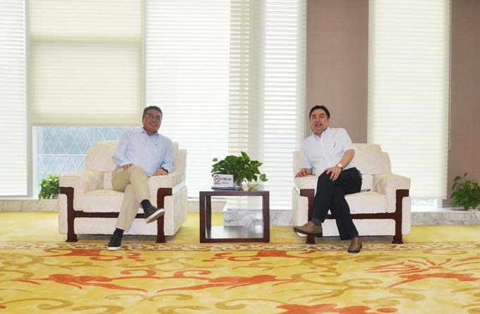 1474609032258072.jpg 趙振元同志與上海寶冶集團(tuán)董事長(zhǎng)王石磊在24樓錦江廳熱情交談.jpg