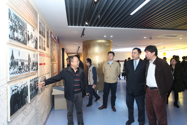趙振元同志陪同華虹集團董事長、黨委書記張素心（右一）以及華力微電子、上海建工集團、浙江地勘院等十幾位領導參觀，十一科技院領導集體、老領導等一同參觀，十一科技展館首秀獲得一致好評.JPG