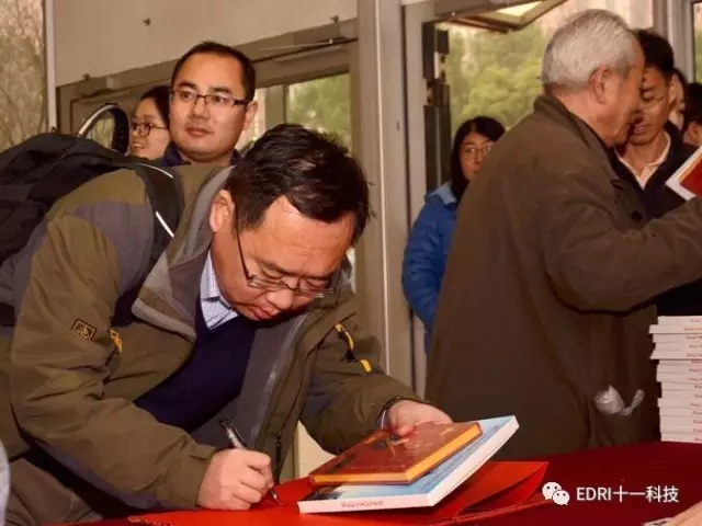 年會現場， 干部員工們領取趙院長的書籍和臺歷.webp.jpg