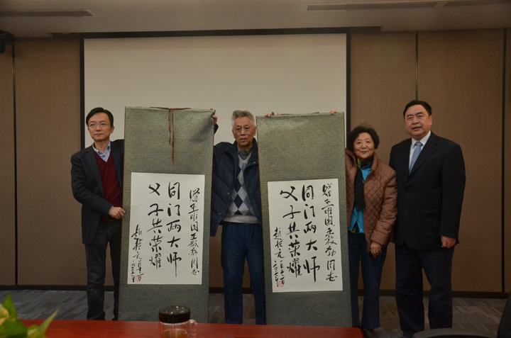 1496419397792158.jpg 5-趙振元向兩位大師贈送書法作品并親切合影留念.JPG