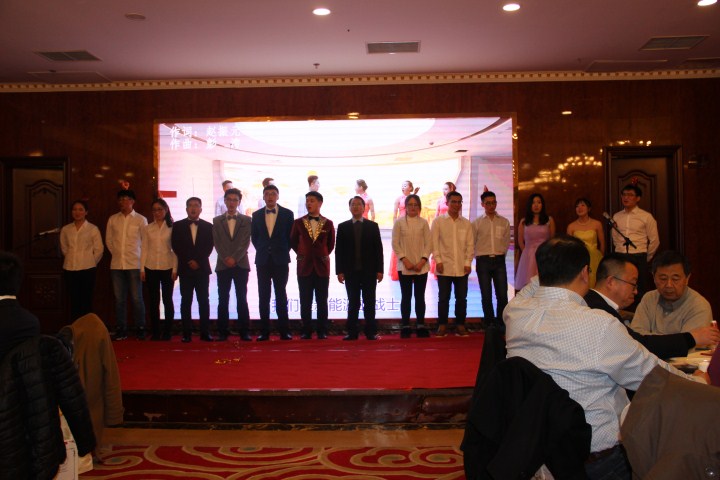 1496471995140977.jpg 18-余才志同志帶領(lǐng)演唱新能源之歌.jpg