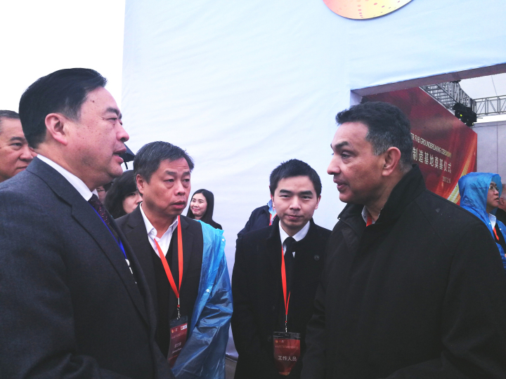 1496475913103862.jpg 4-趙振元與格羅方德全球首席執行官桑杰.賈熱情交流.jpg