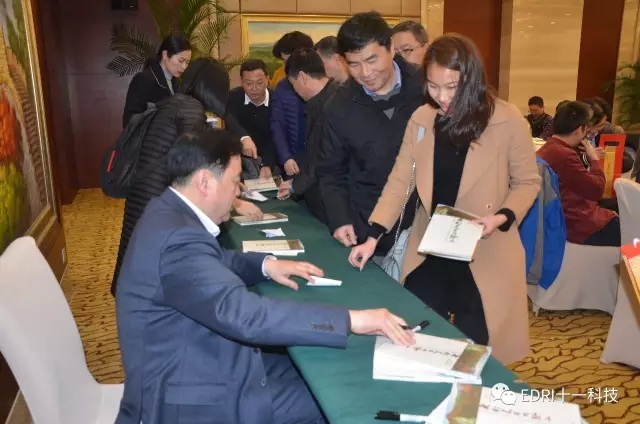 1496476533139771.jpg 6-現(xiàn)場(chǎng)等待簽贈(zèng)的同志排起了長(zhǎng)龍.webp.jpg