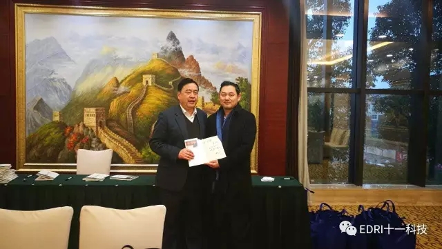 1496476555832209.jpg 7-趙振元同志向?qū)O學(xué)軍指揮長(zhǎng)贈(zèng)書.webp.jpg