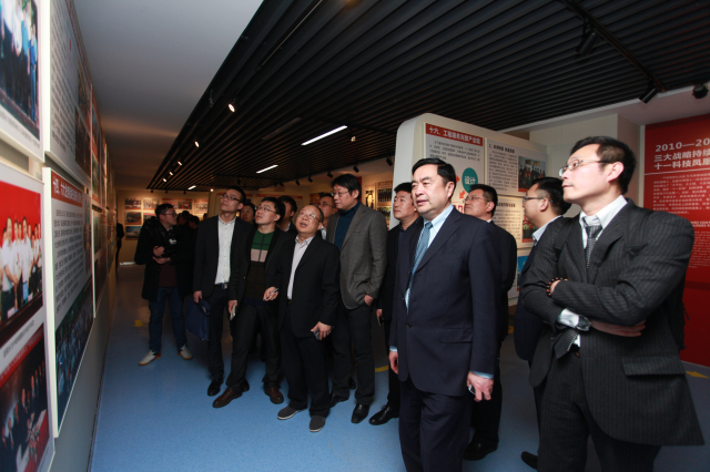 1496482864107441.jpg 8-與會(huì)代表參觀院史館.jpg