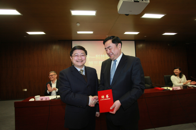 1496495648131392.jpg 6- 十一科技股份公司董事長趙振元同志為新一屆董事孫鴻偉先生頒發聘書.jpg