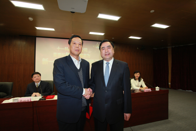 1496495738286421.jpg 11-十一科技股份公司董事長趙振元同志為執行班子成員何平同志頒發聘書.jpg