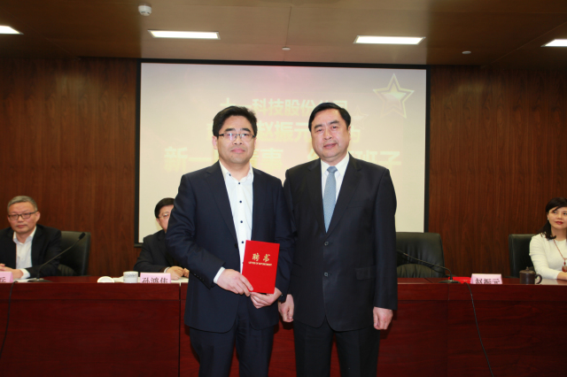 1496495907728746.jpg 20-十一科技股份公司董事長趙振元同志為執行班子成員季超同志頒發聘書.jpg