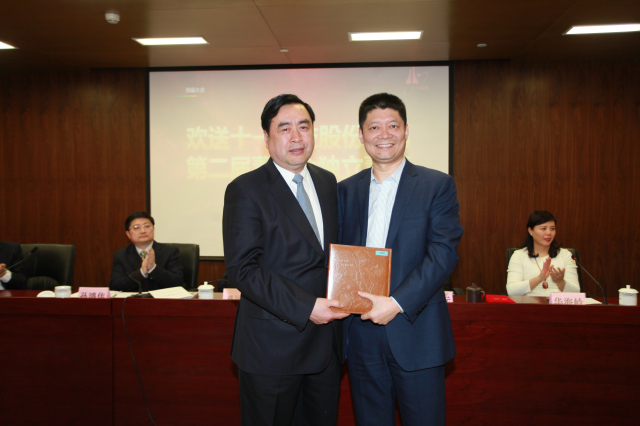 1496496280103059.jpg 33-十一科技董事長趙振元向王鵬程贈送了他們共事多年的影集.jpg