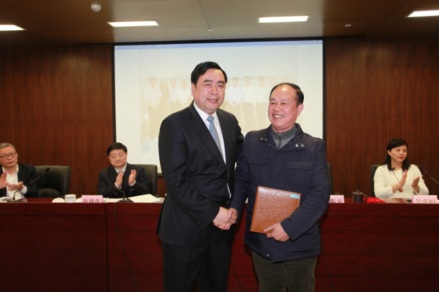 1496496326725025.jpg 36-十一科技董事長趙振元向王選洲贈送了他們共事多年的影集.jpg