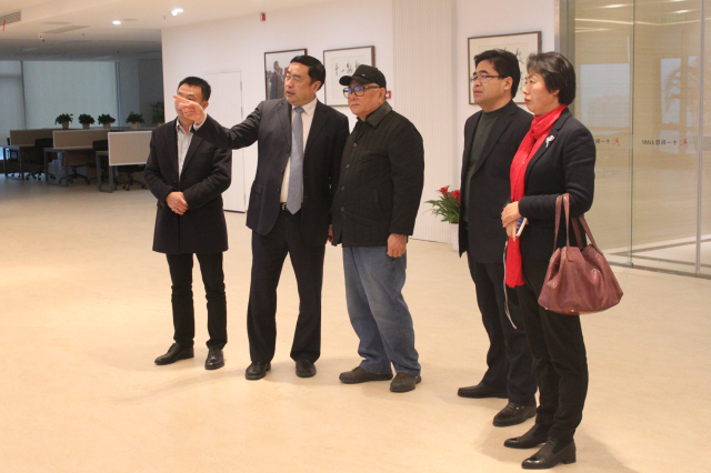 1496500354125105.jpg 5-趙振元董事長陪同原無錫市政協(xié)主席貢培興一行參觀十一能投運(yùn)管中心.jpg