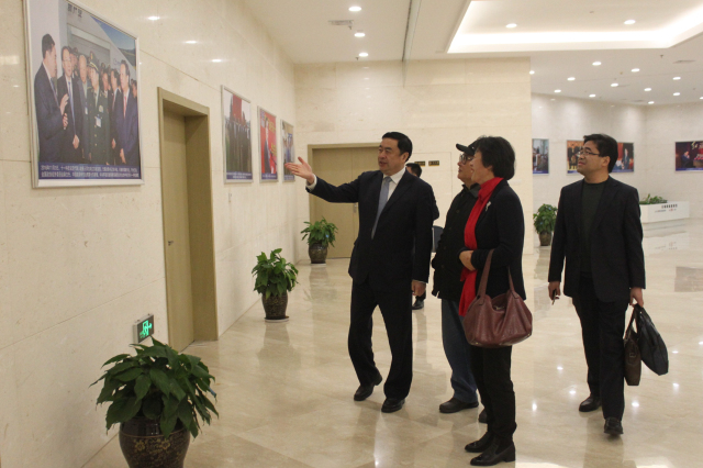 1496500371687203.jpg 6-趙振元董事長陪同原無錫市政協(xié)主席貢培興參觀華東總部大廈.jpg