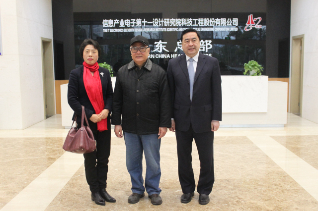 1496500391563788.jpg 7-趙振元董事長與無錫新能源商會徐慧絹會長、原無錫市政協(xié)主席貢培興親切合影.jpg