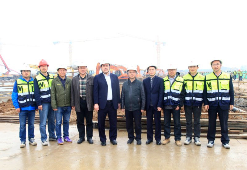 1496503557117779.jpg 1-趙振元董事長(zhǎng)在工地與大家親切合影.jpg