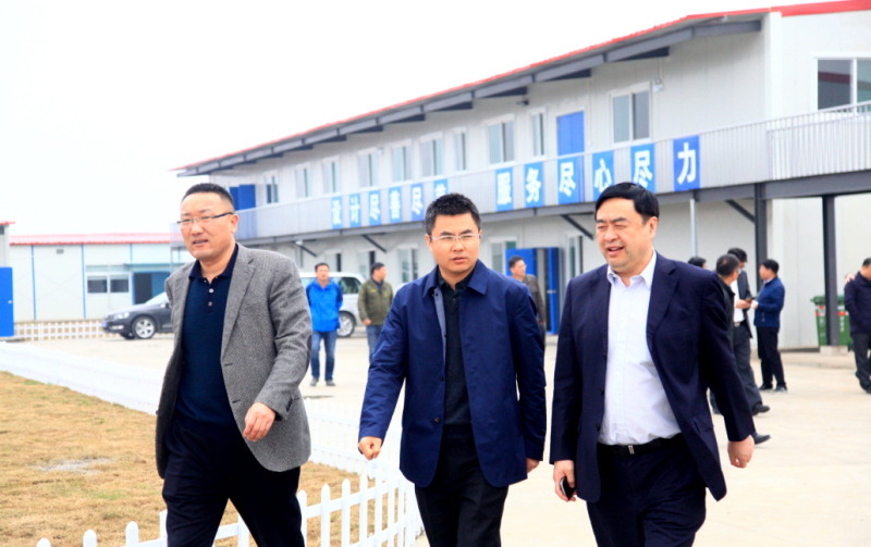 1496503585349761.jpg 3-趙振元董事長(zhǎng)在工地視察.jpg