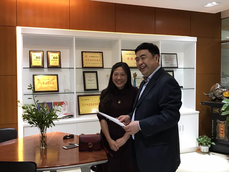 1496507366403025.jpg 5-趙振元同志和西安交大應聘者劉翠娜親切交流.jpg